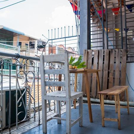 Sacred Lotus - Vegan Cafe X Hostel プノンペン エクステリア 写真