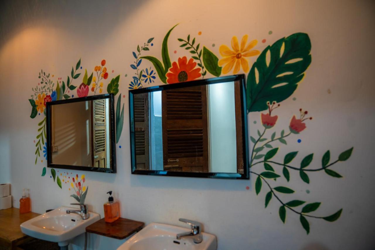 Sacred Lotus - Vegan Cafe X Hostel プノンペン エクステリア 写真