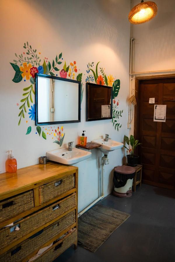 Sacred Lotus - Vegan Cafe X Hostel プノンペン エクステリア 写真