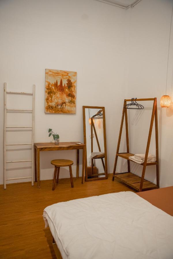 Sacred Lotus - Vegan Cafe X Hostel プノンペン エクステリア 写真