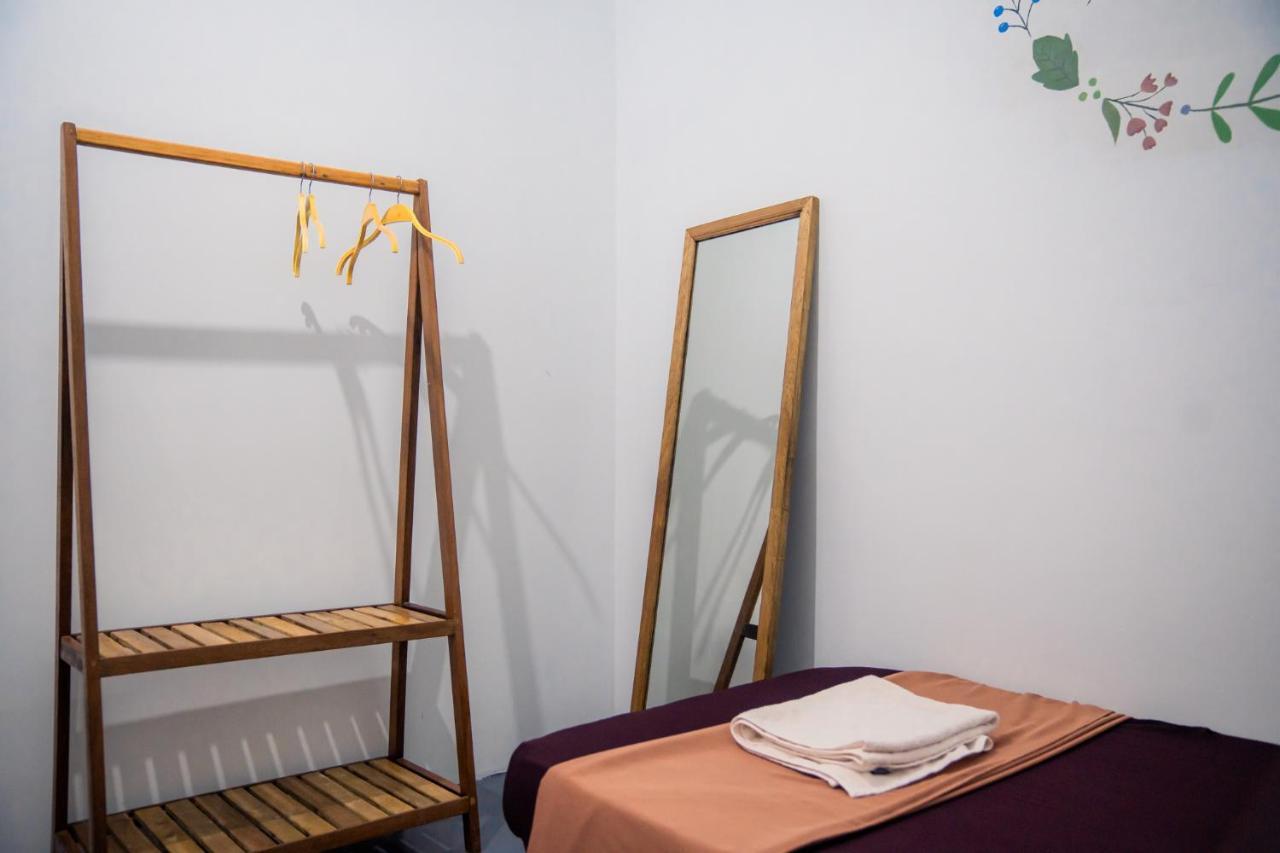 Sacred Lotus - Vegan Cafe X Hostel プノンペン エクステリア 写真