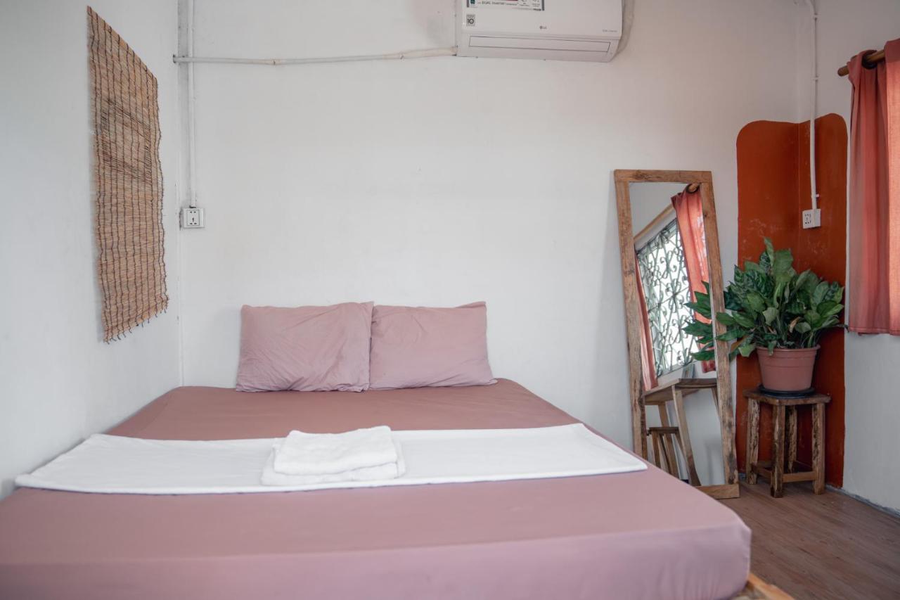 Sacred Lotus - Vegan Cafe X Hostel プノンペン エクステリア 写真