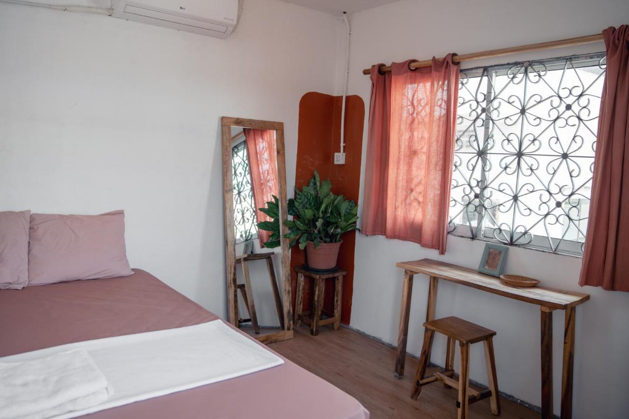 Sacred Lotus - Vegan Cafe X Hostel プノンペン エクステリア 写真