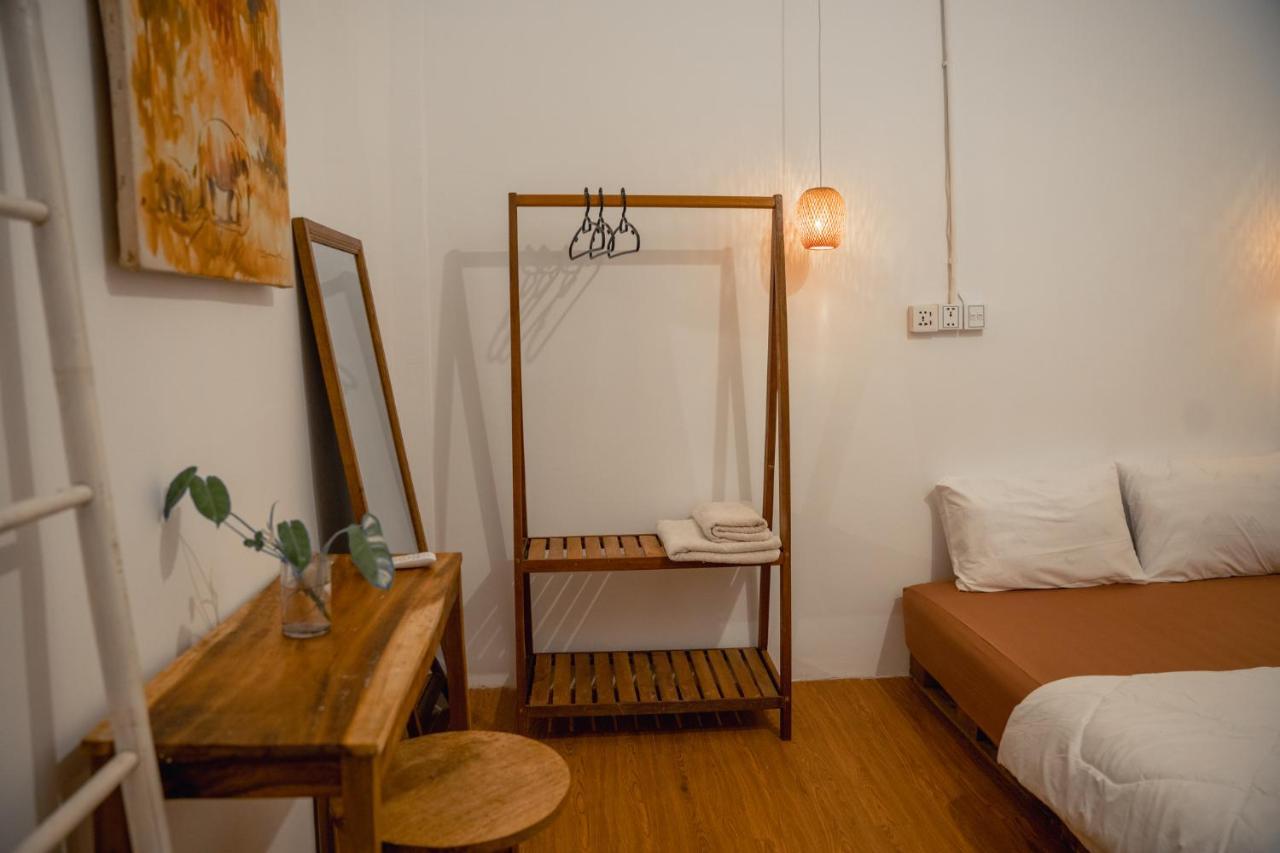 Sacred Lotus - Vegan Cafe X Hostel プノンペン エクステリア 写真