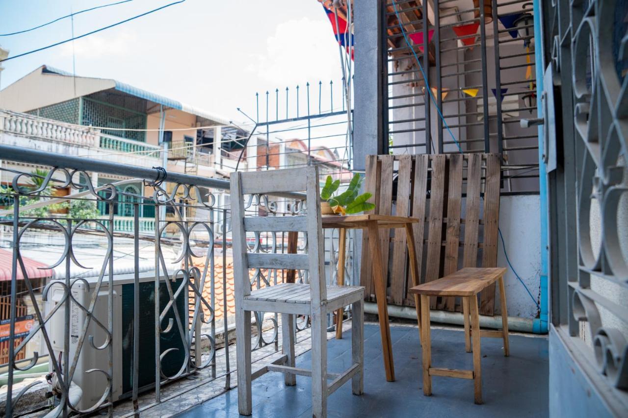 Sacred Lotus - Vegan Cafe X Hostel プノンペン エクステリア 写真