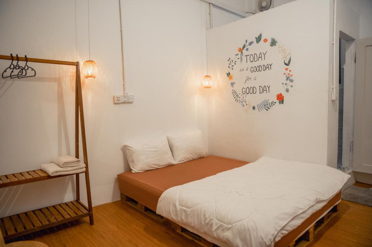Sacred Lotus - Vegan Cafe X Hostel プノンペン エクステリア 写真