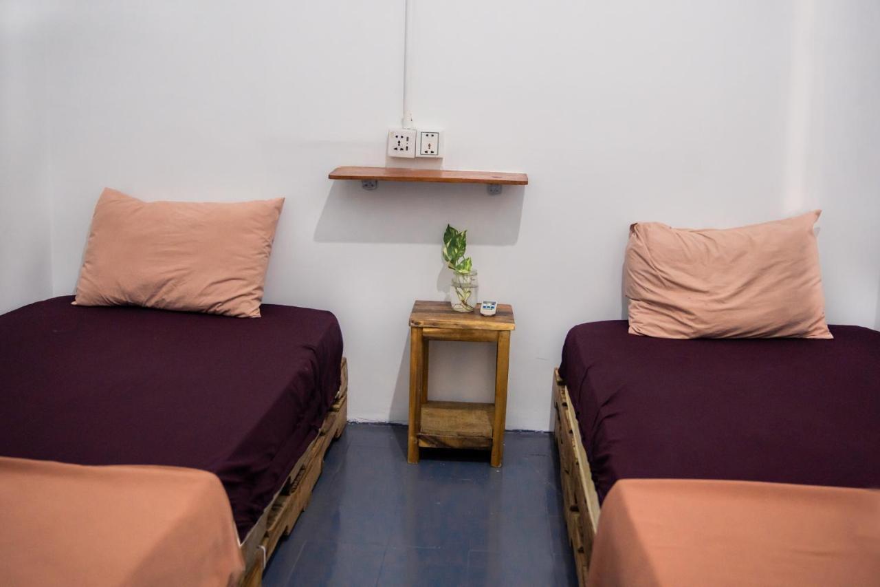 Sacred Lotus - Vegan Cafe X Hostel プノンペン エクステリア 写真