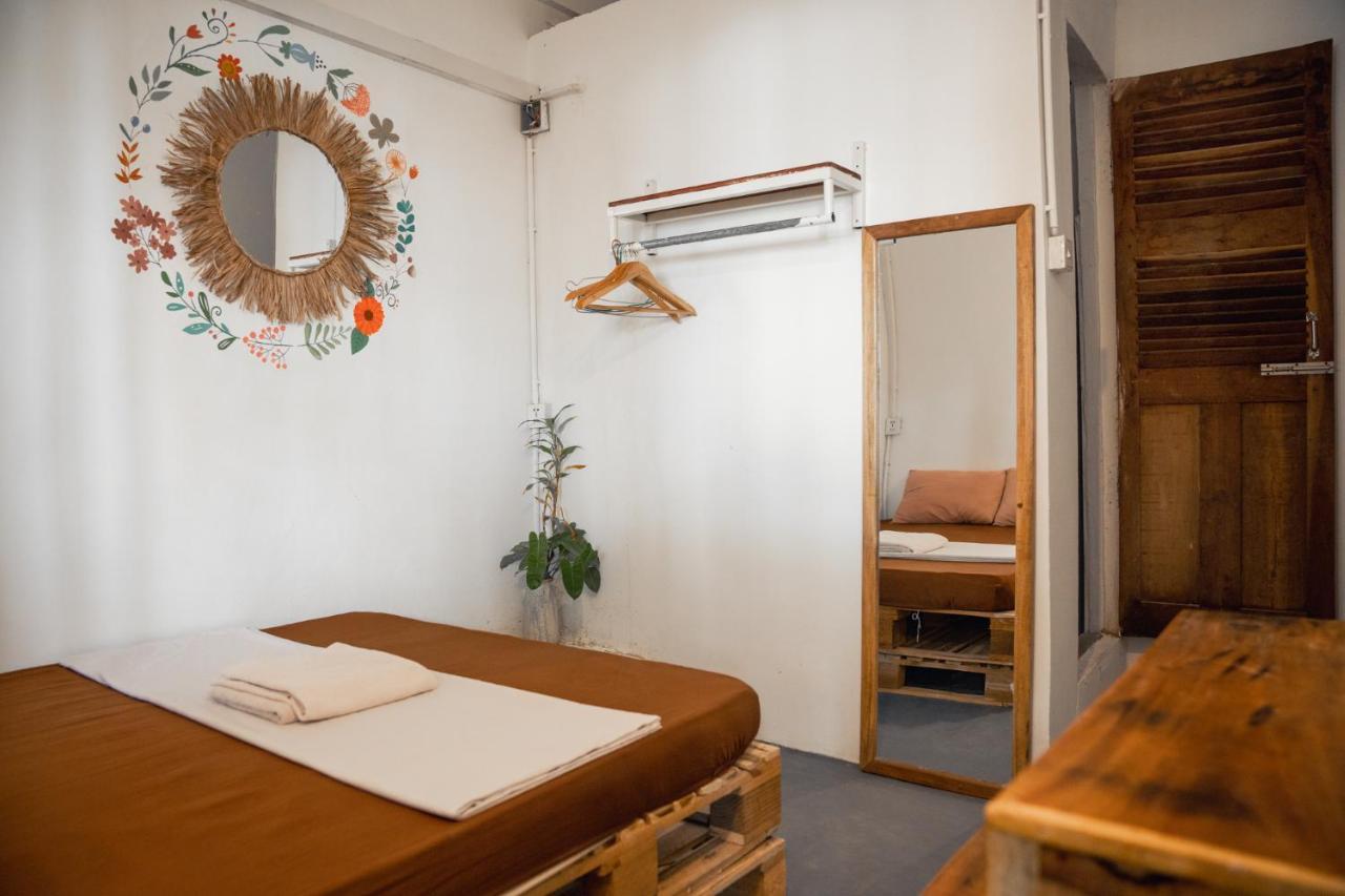 Sacred Lotus - Vegan Cafe X Hostel プノンペン エクステリア 写真