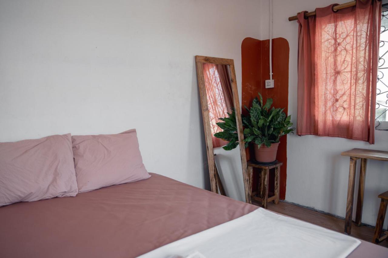 Sacred Lotus - Vegan Cafe X Hostel プノンペン エクステリア 写真