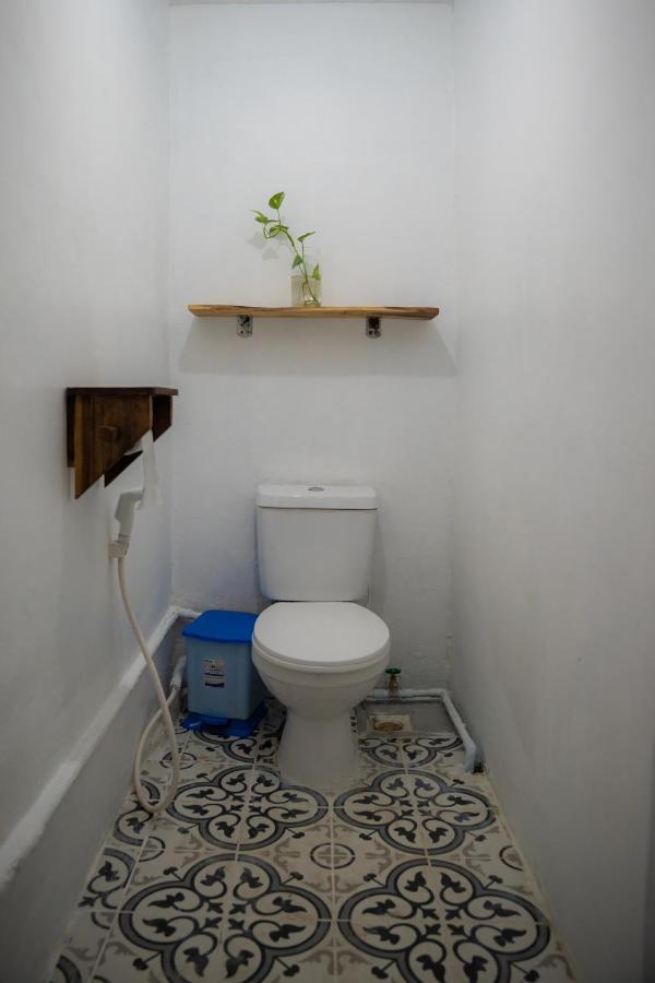 Sacred Lotus - Vegan Cafe X Hostel プノンペン エクステリア 写真