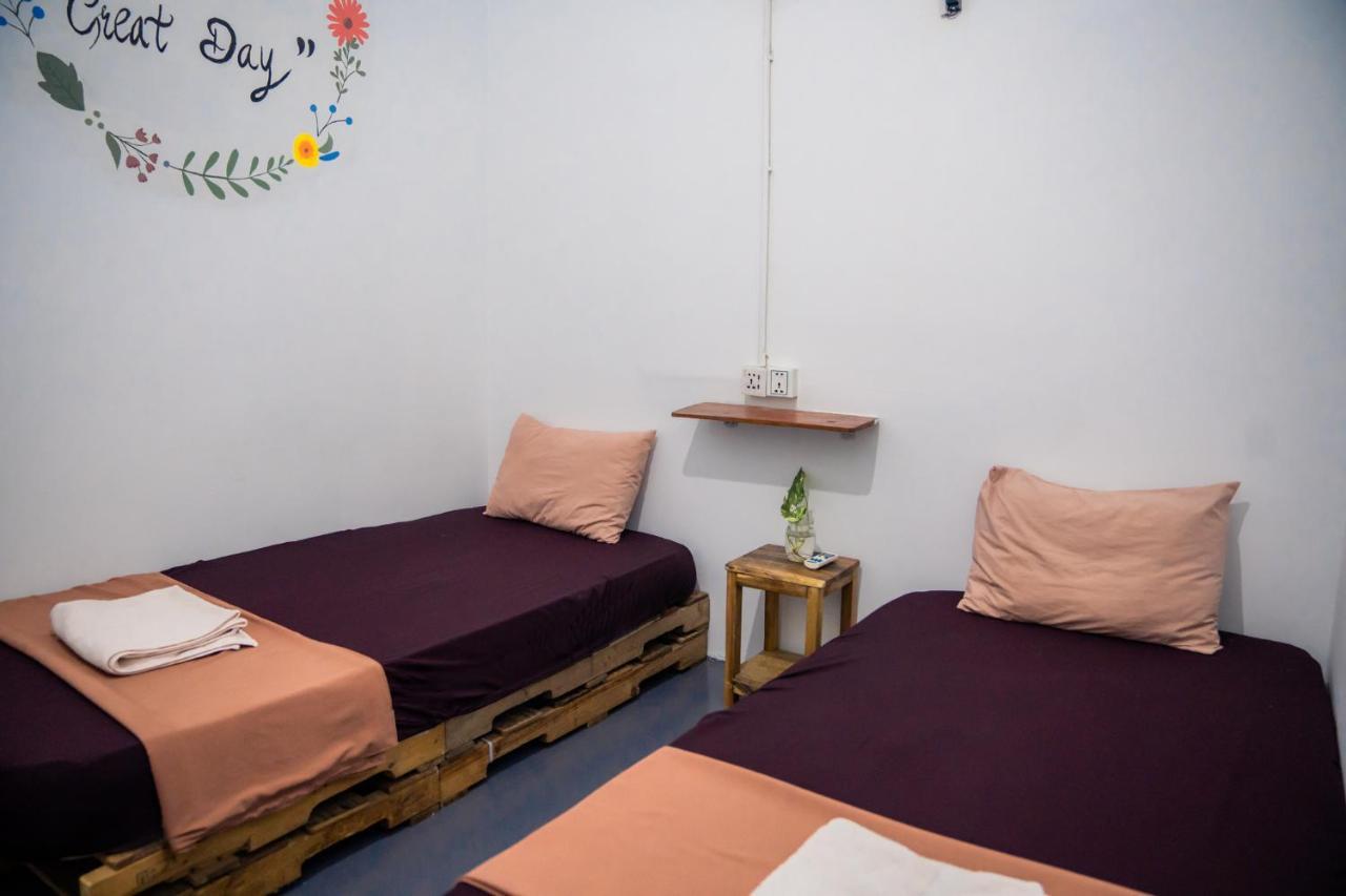 Sacred Lotus - Vegan Cafe X Hostel プノンペン エクステリア 写真