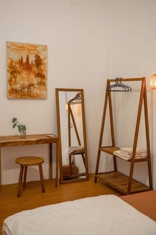 Sacred Lotus - Vegan Cafe X Hostel プノンペン エクステリア 写真