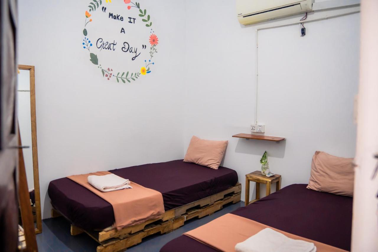 Sacred Lotus - Vegan Cafe X Hostel プノンペン エクステリア 写真