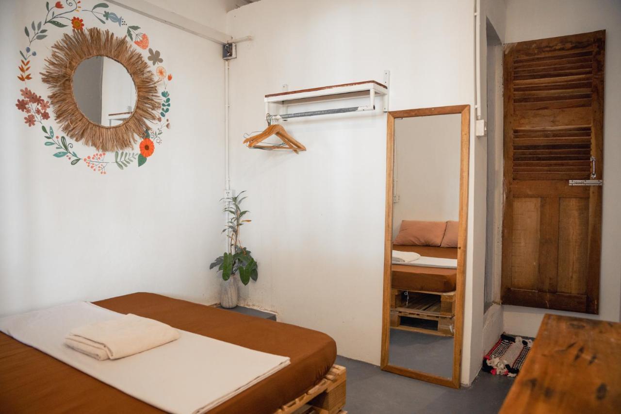 Sacred Lotus - Vegan Cafe X Hostel プノンペン エクステリア 写真