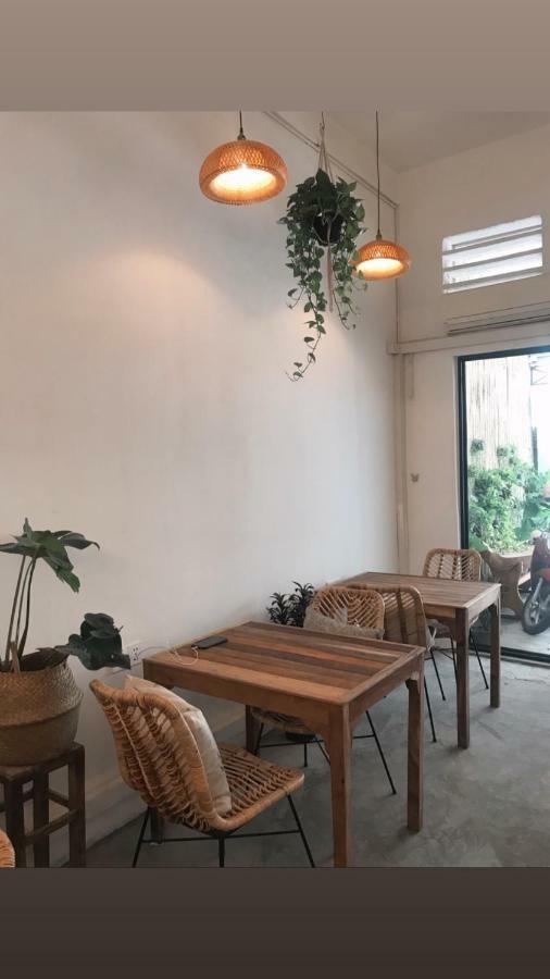 Sacred Lotus - Vegan Cafe X Hostel プノンペン エクステリア 写真