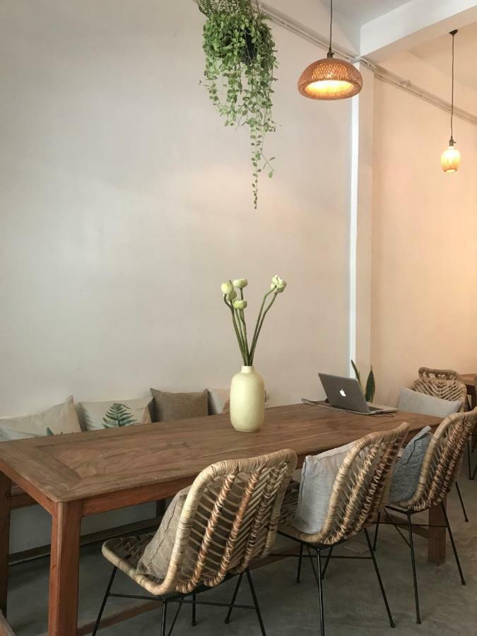 Sacred Lotus - Vegan Cafe X Hostel プノンペン エクステリア 写真