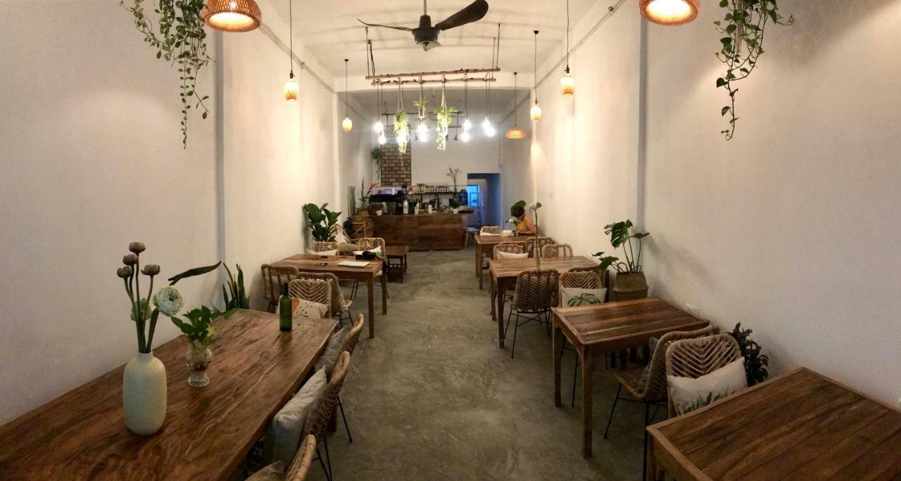 Sacred Lotus - Vegan Cafe X Hostel プノンペン エクステリア 写真