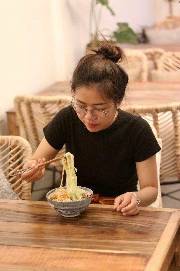 Sacred Lotus - Vegan Cafe X Hostel プノンペン エクステリア 写真