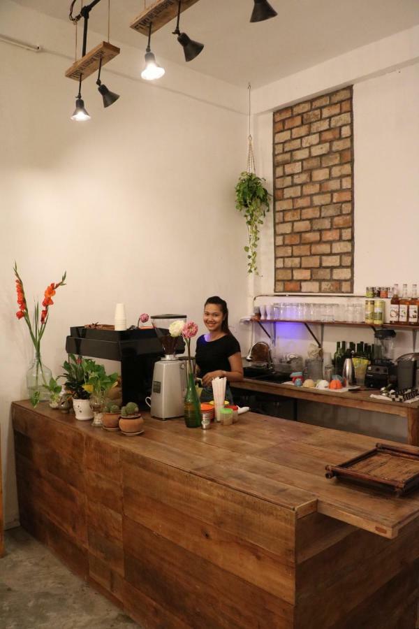 Sacred Lotus - Vegan Cafe X Hostel プノンペン エクステリア 写真
