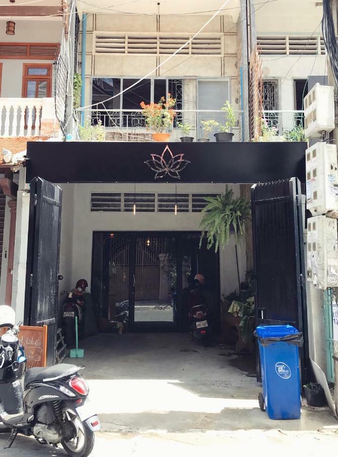 Sacred Lotus - Vegan Cafe X Hostel プノンペン エクステリア 写真